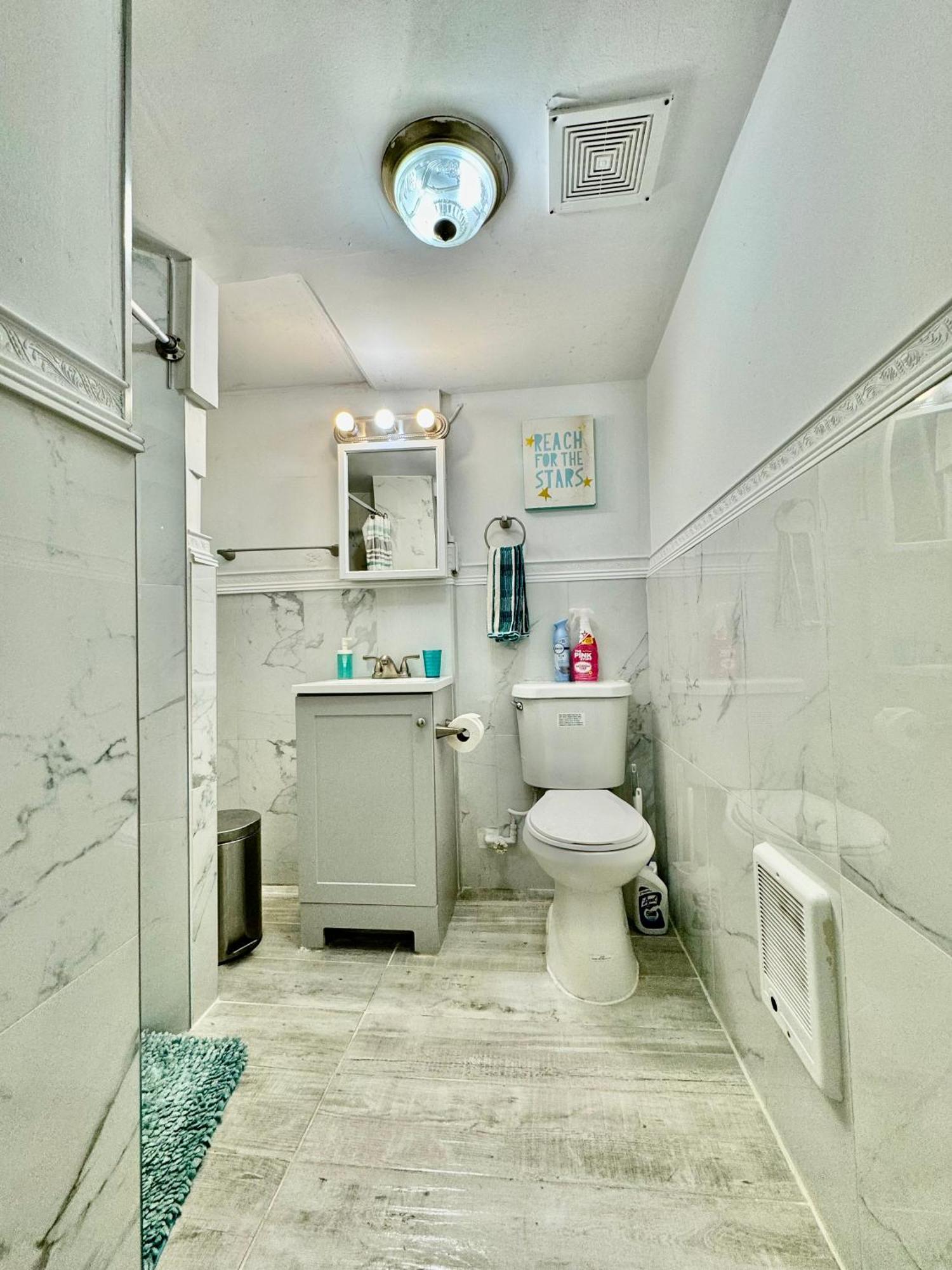 Tiny Private Room On The 1St Floor With Shared Bathroom Near Seatac Airport And Downtown シアトル エクステリア 写真