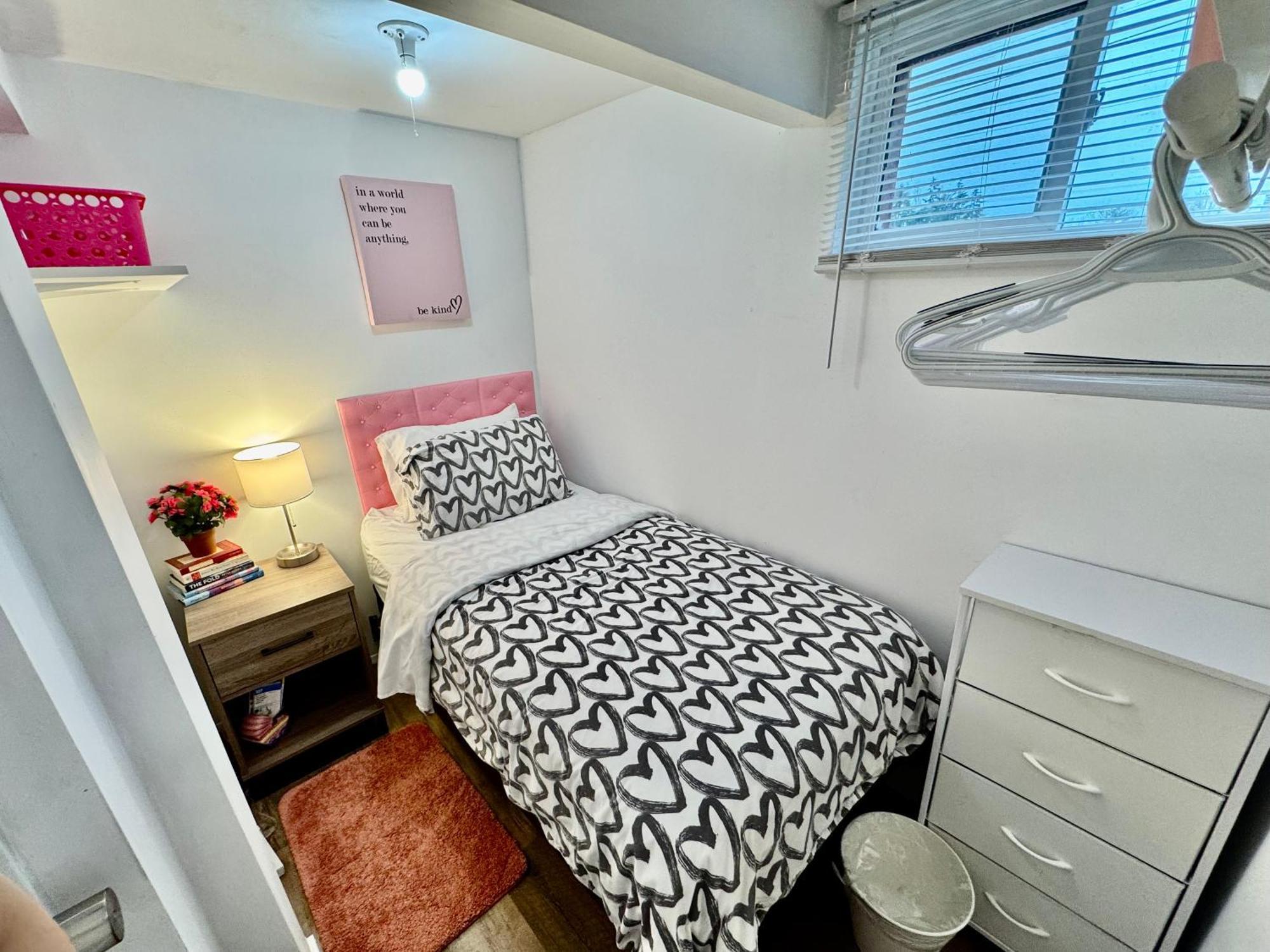 Tiny Private Room On The 1St Floor With Shared Bathroom Near Seatac Airport And Downtown シアトル エクステリア 写真